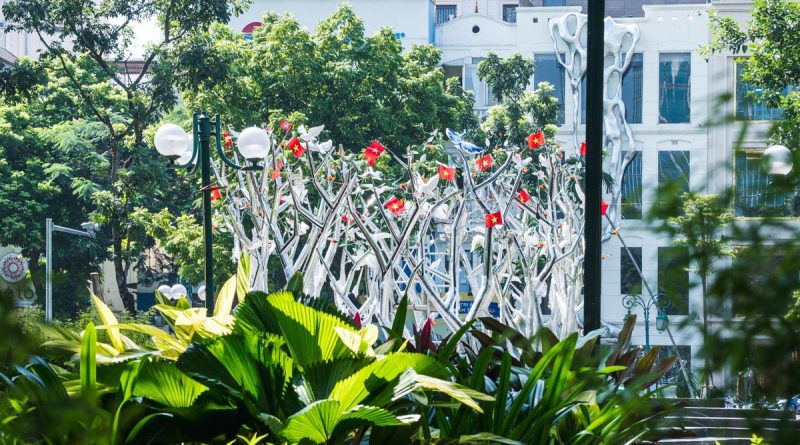 Ra mắt tác phẩm nghệ thuật công cộng “Kết Đoàn” của nghệ sĩ Tia-Thủy Nguyễn tại Hà Nội