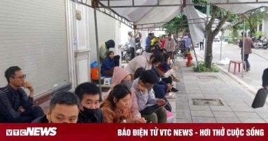 Chủ đầu tư dựng nhà bạt cho dân xếp hàng nộp hồ sơ Chủ đầu tư dựng nhà bạt cho dân xếp hàng nộp hồ sơ