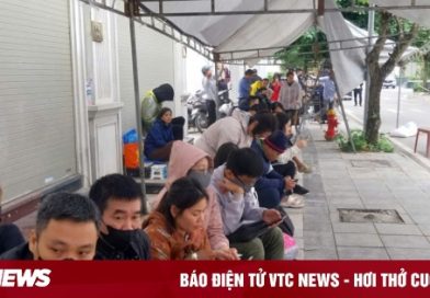 Chủ đầu tư dựng nhà bạt cho dân xếp hàng nộp hồ sơ