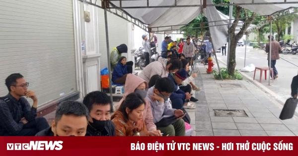 Chủ đầu tư dựng nhà bạt cho dân xếp hàng nộp hồ sơ