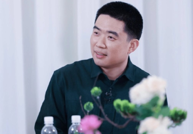 Dùng đồ cũ, tự chụp mẫu để tiết kiệm phí thuê người