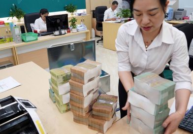 Ngân hàng Nhà nước bơm mạnh tiền để giữ lãi suất