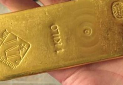 Phát hiện thỏi vàng 1 kg trị giá hơn 4 tỷ đồng dưới bồn tắm, người đàn ông suýt vứt cả ‘kho báu’ vào sọt rác