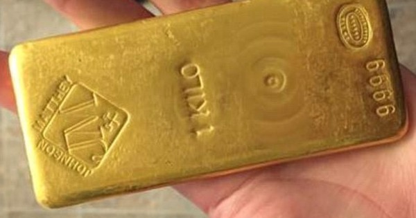 Phát hiện thỏi vàng 1 kg trị giá hơn 4 tỷ đồng dưới bồn tắm, người đàn ông suýt vứt cả ‘kho báu’ vào sọt rác