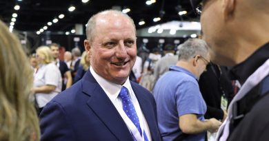 Từ cậu bé nhặt ve chai thành người kế nhiệm Warren Buffett