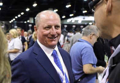 Từ cậu bé nhặt ve chai thành người kế nhiệm Warren Buffett