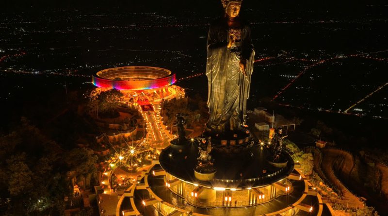 Cận cảnh tôn tượng “Đức Phật đến từ quá khứ” mới an vị tại núi Bà Đen, Tây Ninh