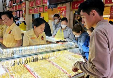 Đa số đóng cửa đến mùng 6, riêng hai cửa hàng vẫn mở bán xuyên Tết