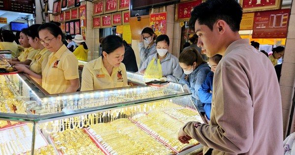 Đa số đóng cửa đến mùng 6, riêng hai cửa hàng vẫn mở bán xuyên Tết