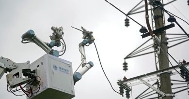 Robot Trung Quốc lần đầu thay thế con người sửa điện trực tiếp!