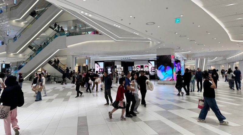 Trung tâm thương mại, siêu thị đông khách đến đêm