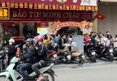 Giá vàng trên chợ mạng tăng loạn xạ