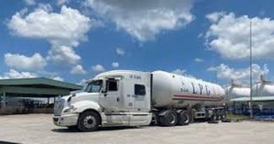 Sự cố sập cầu dẫn và xung đột ở Trung Đông khiến nguồn cung đứt gãy, buộc phải giảm tiến độ giao hàng