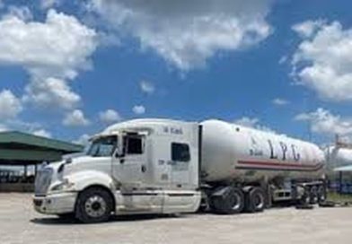 Sự cố sập cầu dẫn và xung đột ở Trung Đông khiến nguồn cung đứt gãy, buộc phải giảm tiến độ giao hàng