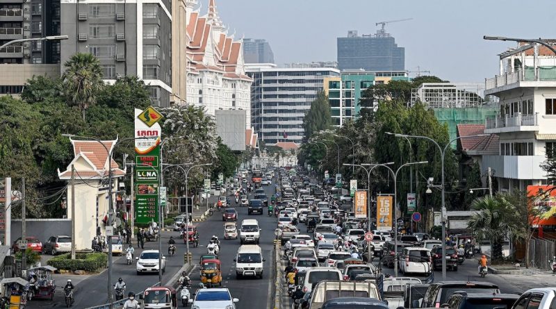 Thiếu hụt nhiên liệu trầm trọng, người dân Campuchia chứng kiến “cú sốc” đầu tiên