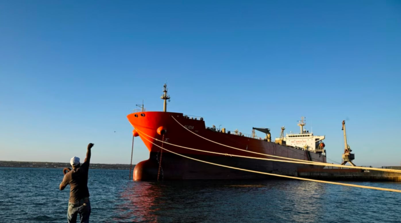 Được Mỹ ‘bật đèn xanh’, tàu chở hơn 700.000 thùng dầu Nga lập tức đi thẳng đến Cuba, báo tin cực vui cho Havana