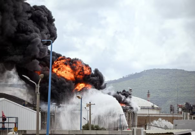 Kho dầu Israel trúng mảnh vỡ tên lửa, bốc cháy dữ dội