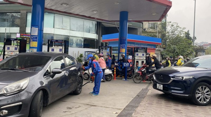 Giá xăng vượt 22.000 đồng một lít