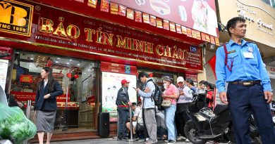Xếp hàng mua vàng khi Bảo Tín Minh Châu mở cửa trở lại