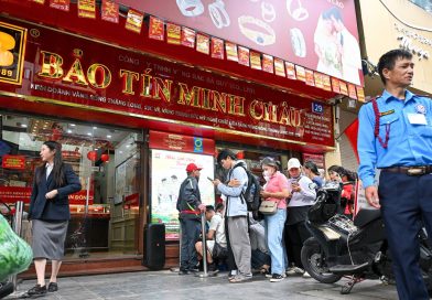 Xếp hàng mua vàng khi Bảo Tín Minh Châu mở cửa trở lại