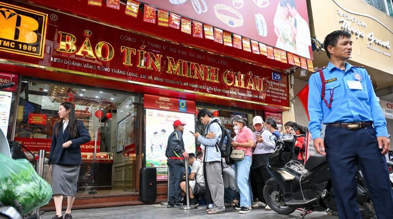 Xếp hàng mua vàng khi Bảo Tín Minh Châu mở cửa trở lại