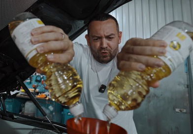 Giá xăng dầu chạm mốc 62.000 đồng/lít, dân nước láng giềng của Nga đổ dầu ăn cho ô tô thay diesel