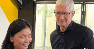 Biểu cảm của Tim Cook khi thấy AI giả chính mình