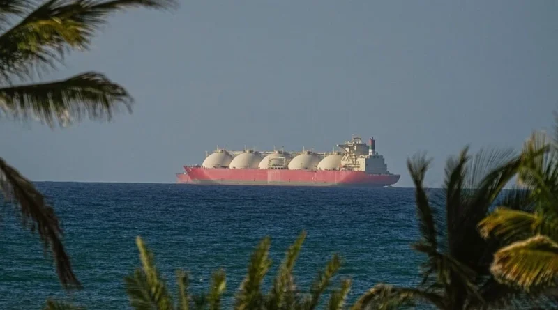 Hàn Quốc nói tên lửa Iran đánh trúng tàu hàng ở eo biển Hormuz